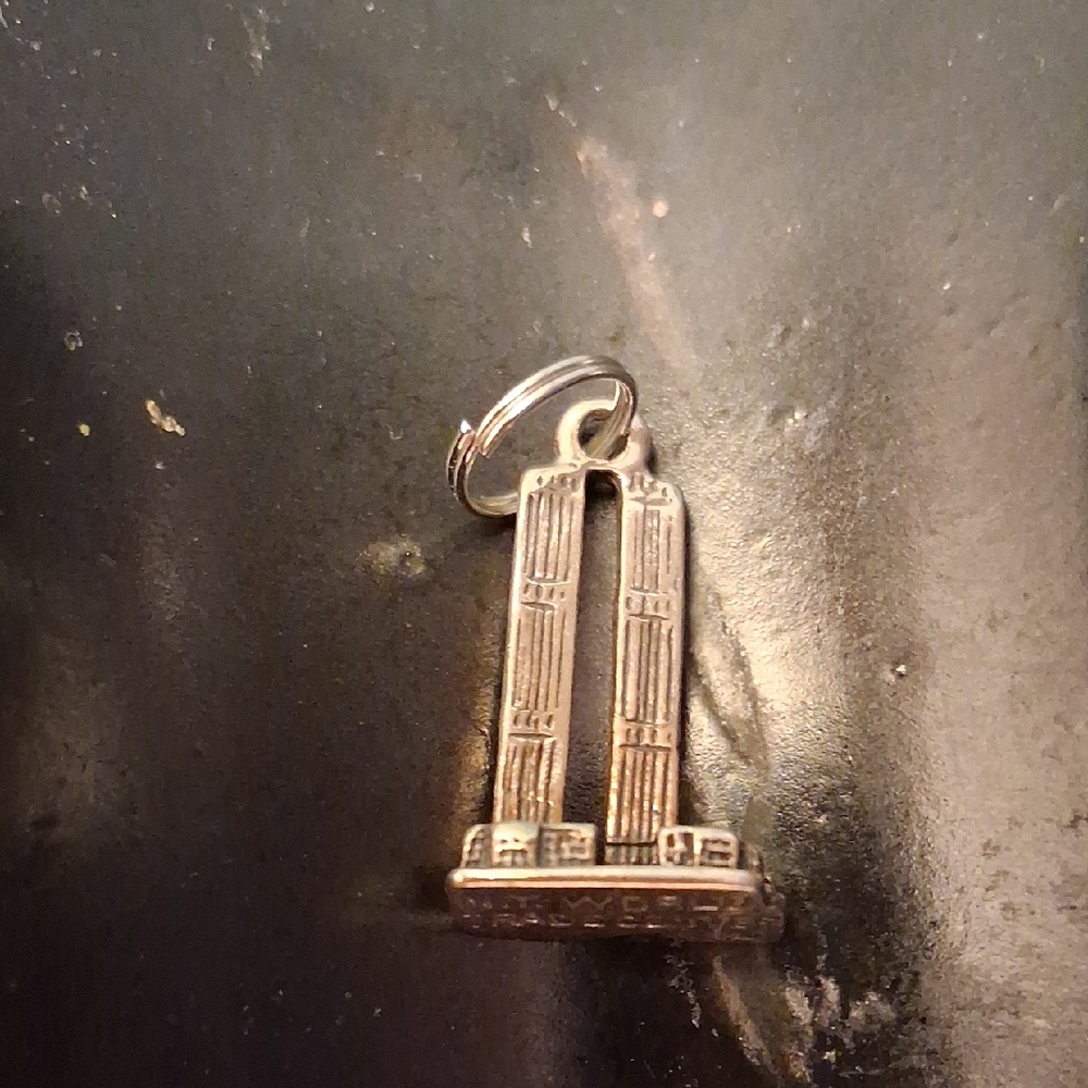 WORLD TRADE CENTER TWIN TOWERS SILVER PENDANT